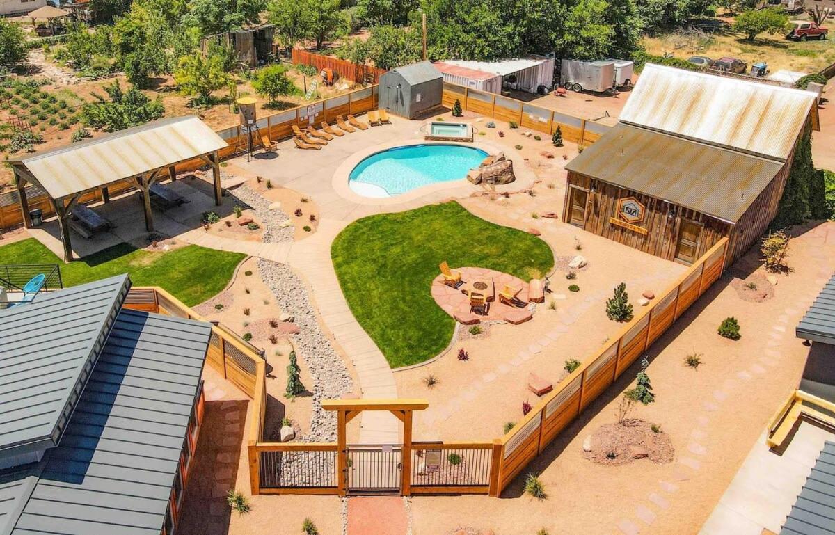 Timber & Tin F 2Bed 2Bath W Pool & Rooftop Deck 커내브 외부 사진