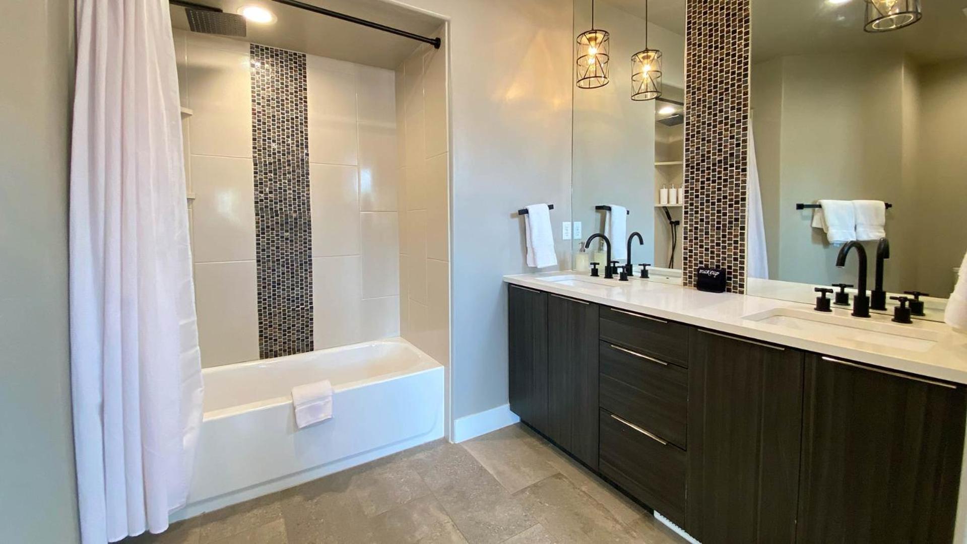 Timber & Tin F 2Bed 2Bath W Pool & Rooftop Deck 커내브 외부 사진